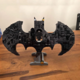 Novo 2026: Kit de Blocos de Montar com 678 Peças – Modelo de Exibição do Sinal do Batman – Símbol…
